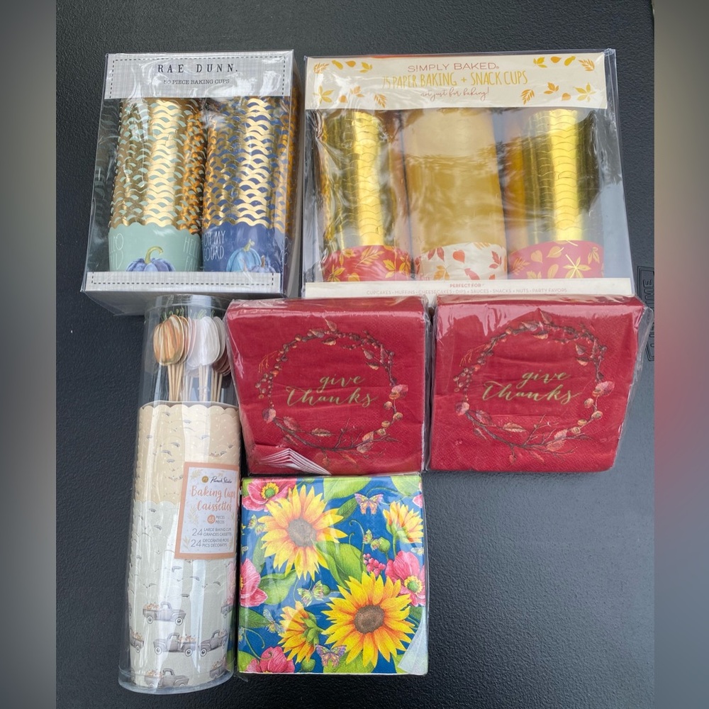 Mixed Set of Baking Cups and Napkins